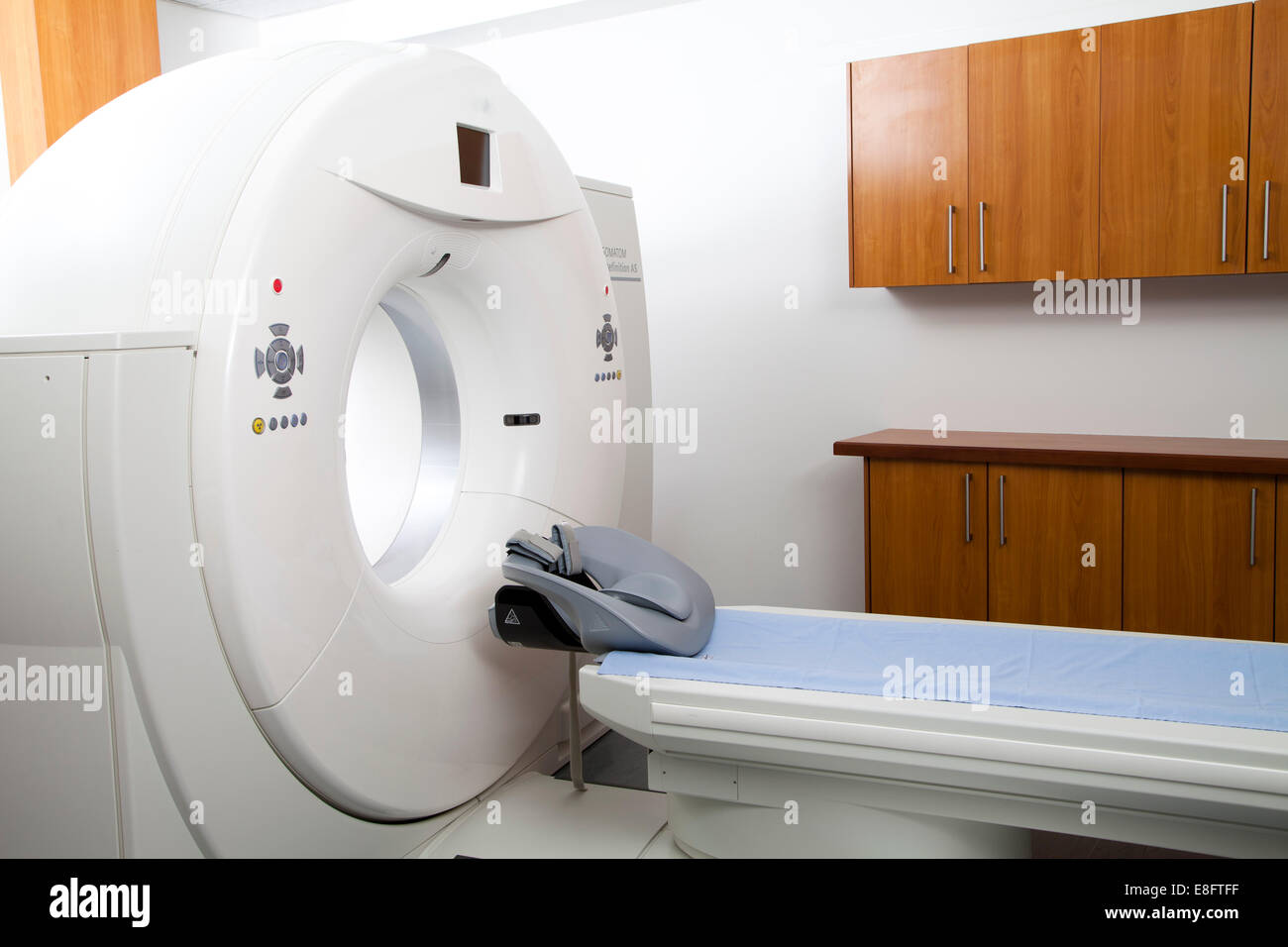 MRI-Scanner in einem leeren Krankenhauszimmer Stockfoto