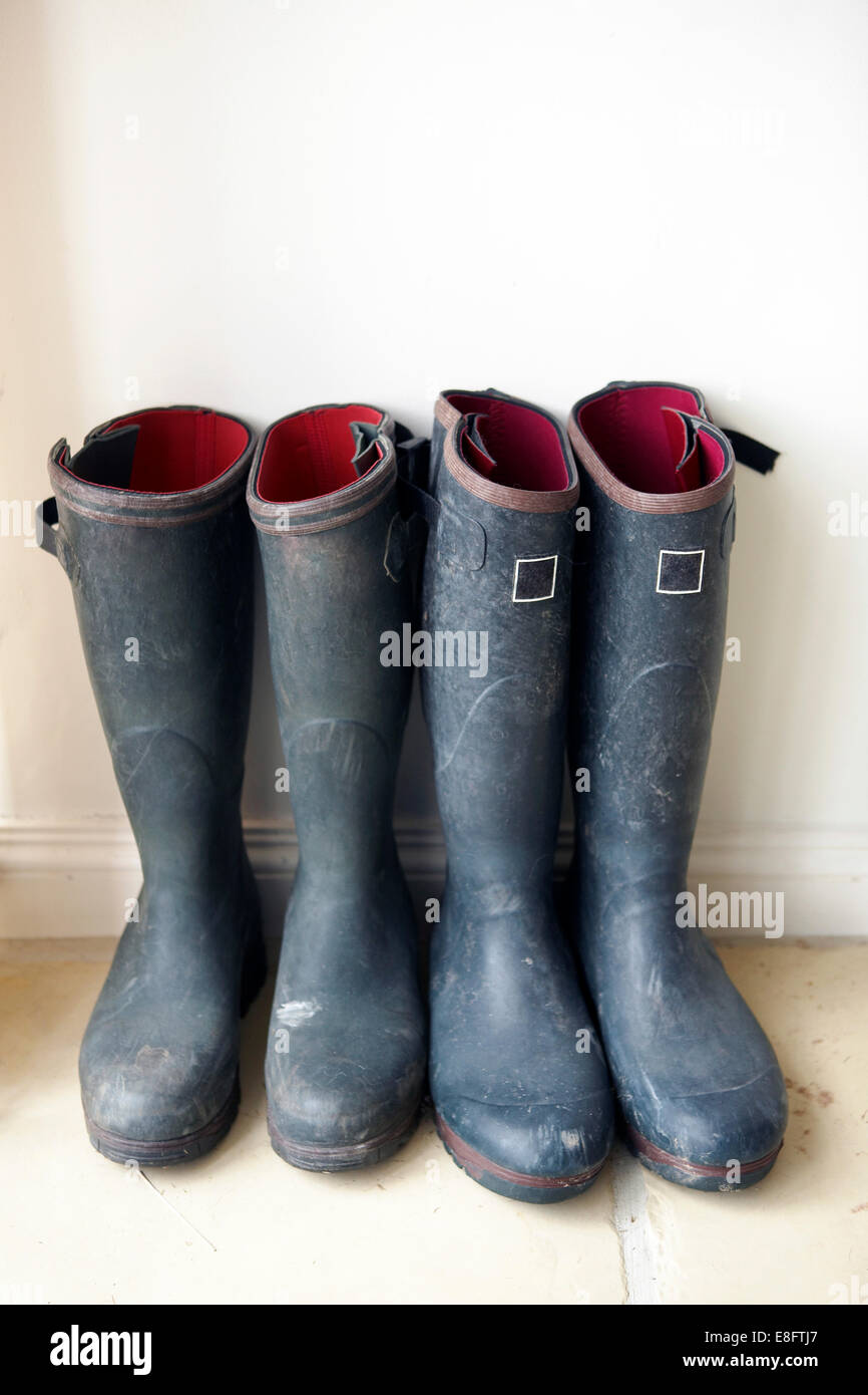 Großbritannien, England, Glastonbury, zwei Paar Gummistiefel Stockfoto