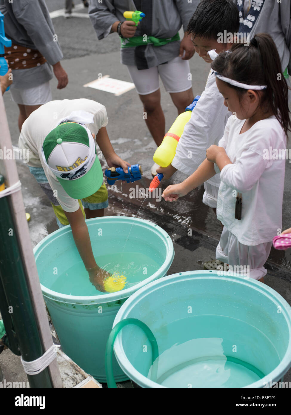 Wasserpistole Vorbereitungen in Fukagawa Fetival Wasser aka werfen Festival im Tomioka Hachimangu Schrein, Tokyo, Japan Stockfoto