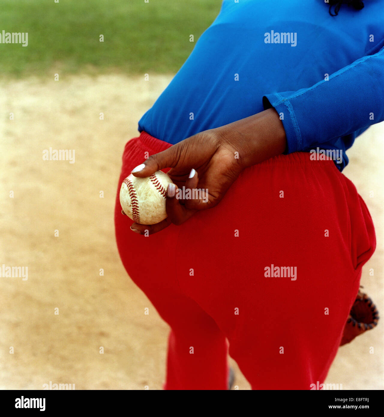 Frau mit Baseball hinter ihrem Rücken, Havanna, Kuba Stockfoto