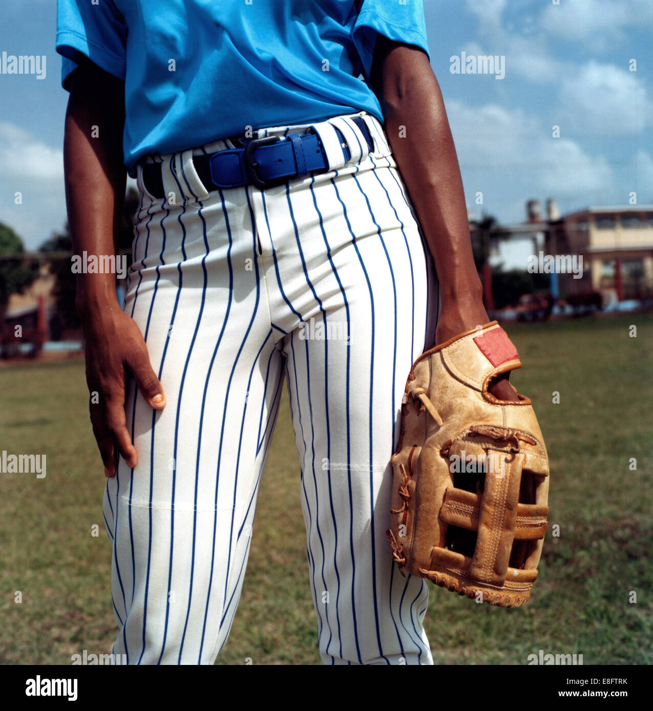 Kuba, La Habana, Ciudad De La Habana, Frau mit Baseball-Handschuh Stockfoto