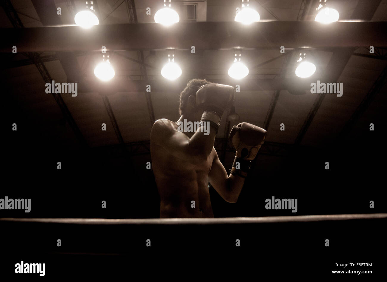 Boxer in einem Boxring mit Handzeichen vor seinem Gesicht Stockfoto