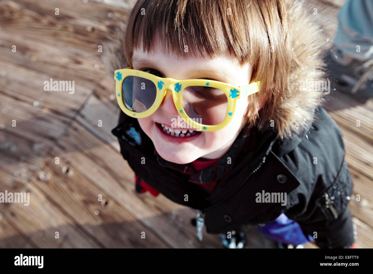 Baby Boy (18-23 Monate) Spaß an der Skipiste Stockfoto