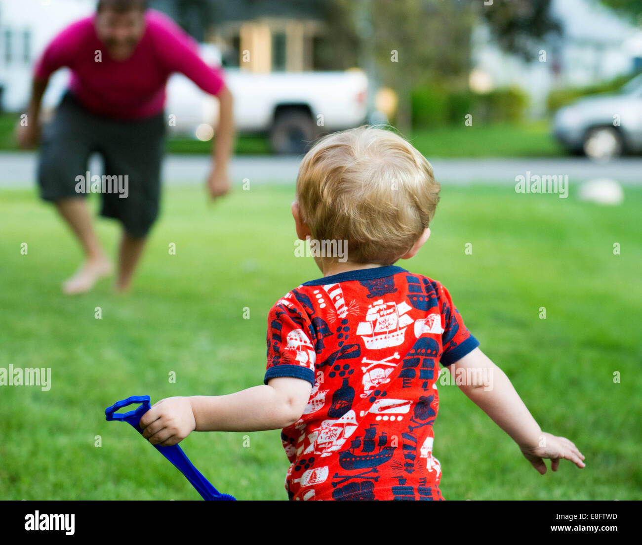 Vater und Sohn spielen in einem Vorgarten Stockfoto