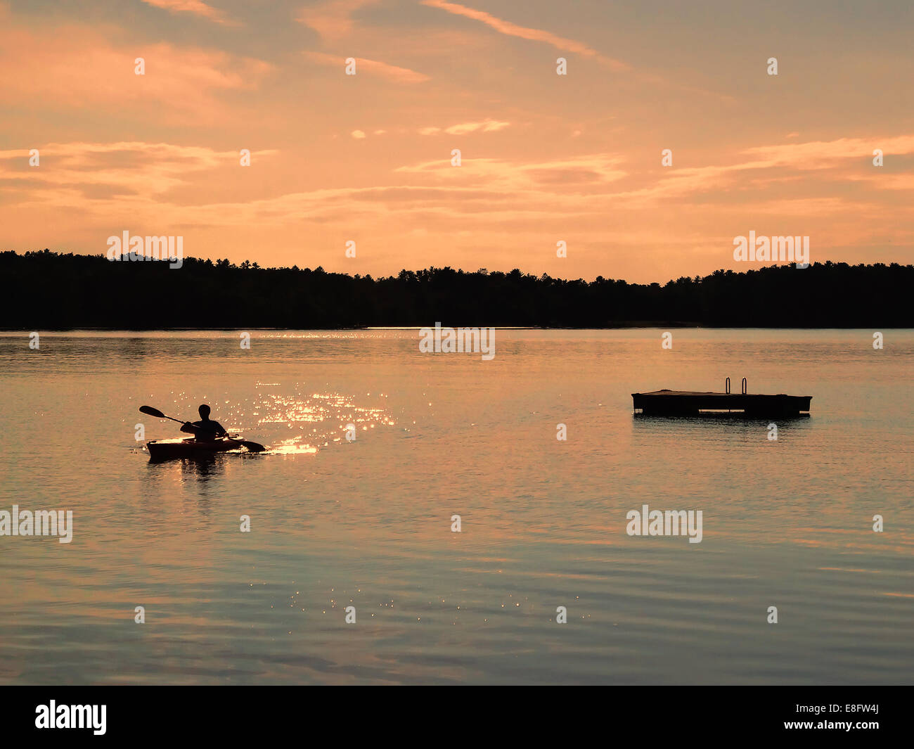 USA, New York State, Sullivan, Kajak bei Sonnenuntergang Stockfoto