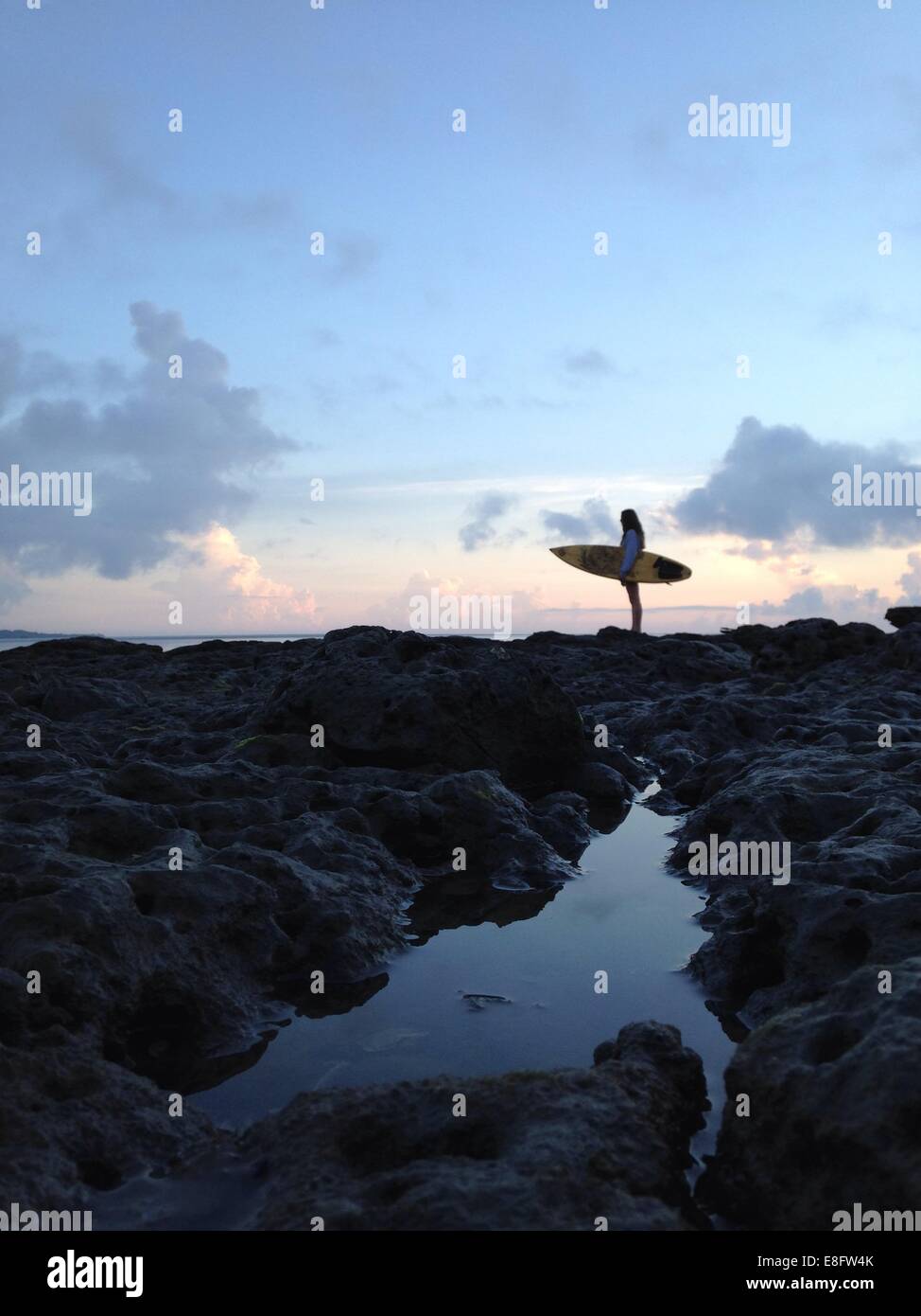 USA, Florida, Duval County, Jacksonville Beach, Seitenansicht Frau mit Surfbrett am Strand Stockfoto