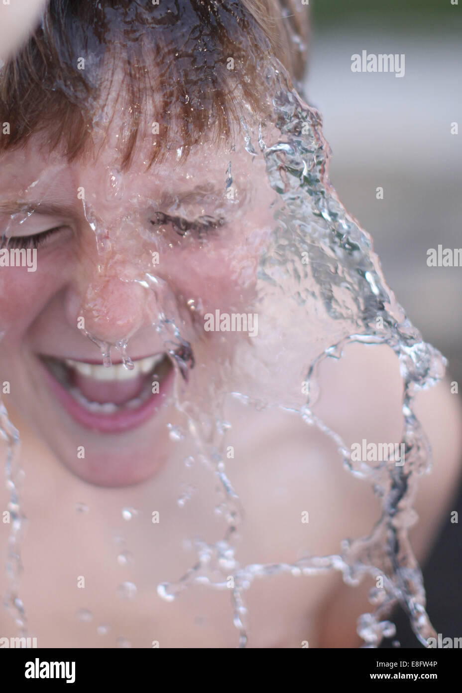 Wasser auf dem Gesicht des jungen Stockfoto