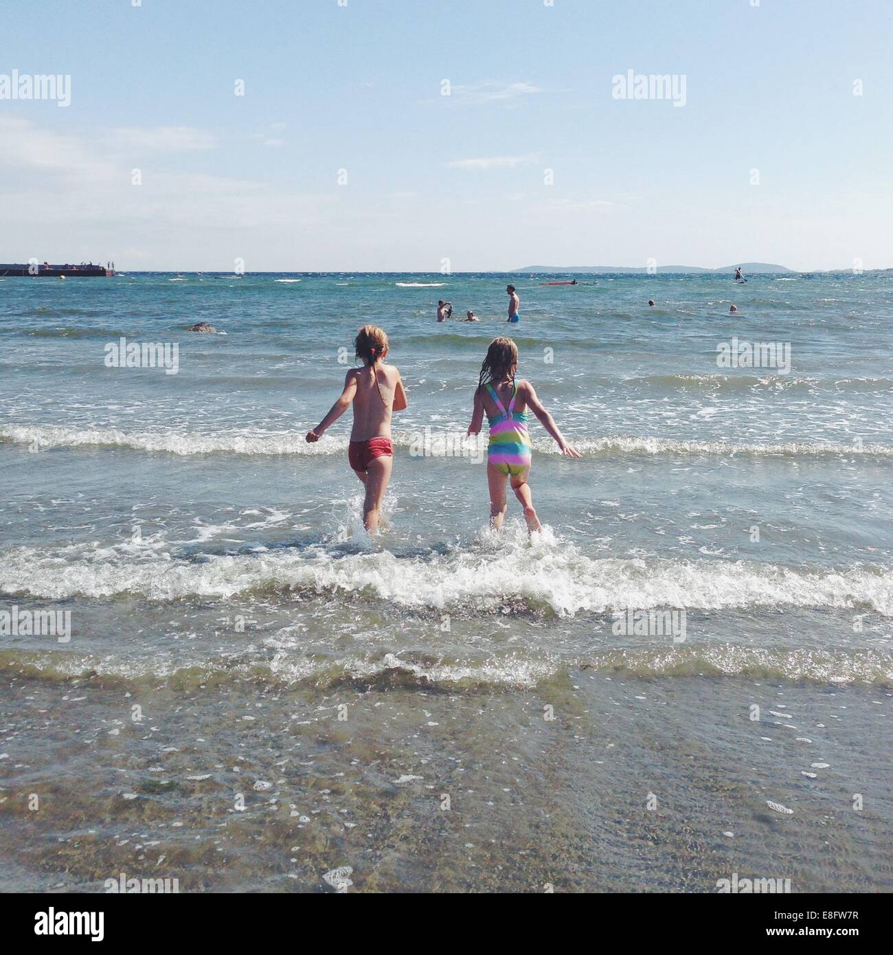 Zwei Kinder, die ins Meer laufen, Norwegen Stockfoto