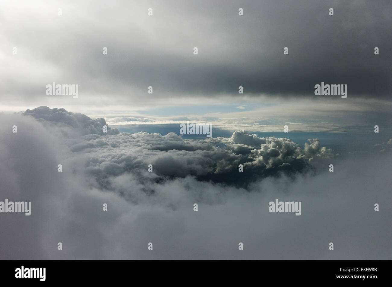 Skyscape mit einer Lücke in den Wolken Stockfoto