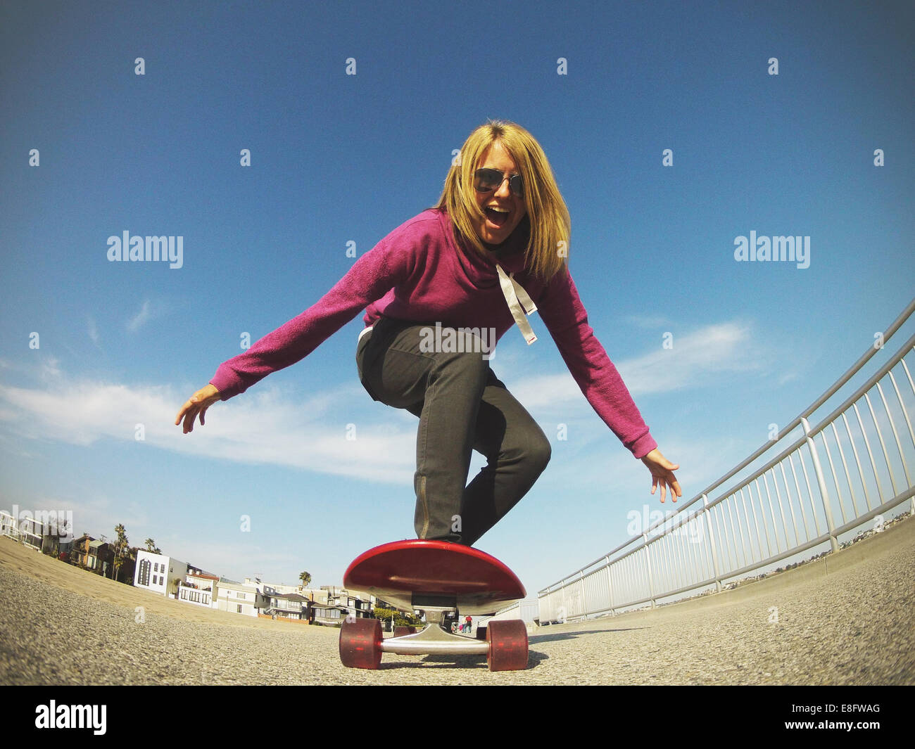 Junge Frau Skateboarding, Los Angeles, Kalifornien, USA Stockfoto