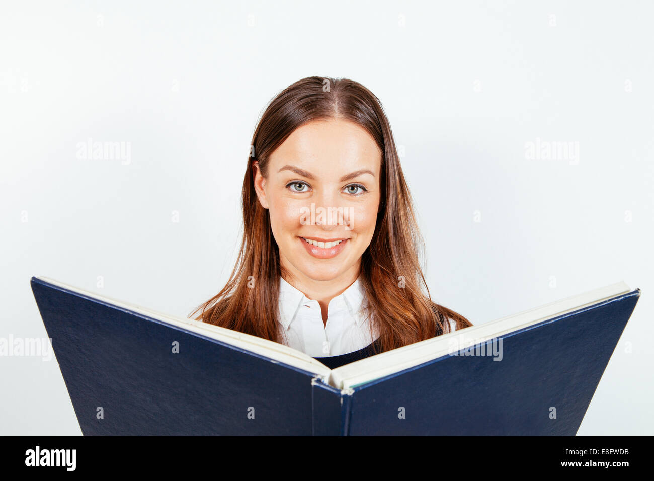Nahaufnahme von Geschäftsfrau hält ein großes Buch Stockfoto