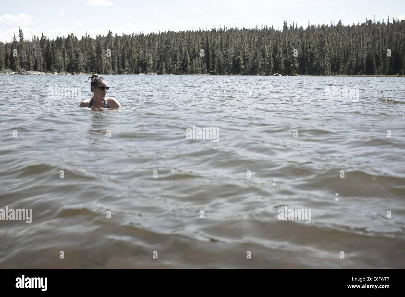 USA, Wyoming, Frau Baden im Bergsee Stockfoto