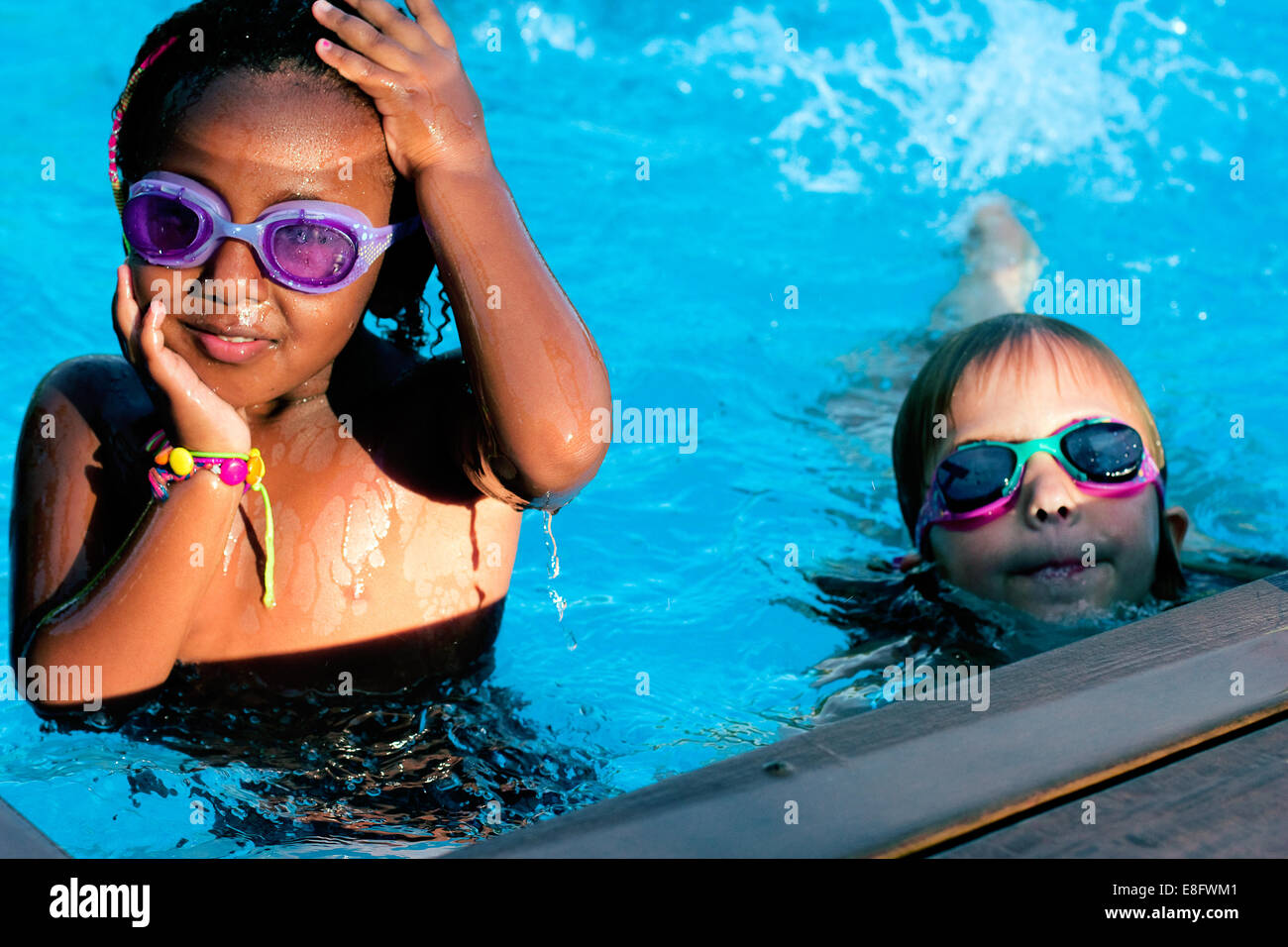 Zwei Mädchen in einem Schwimmbad Stockfoto