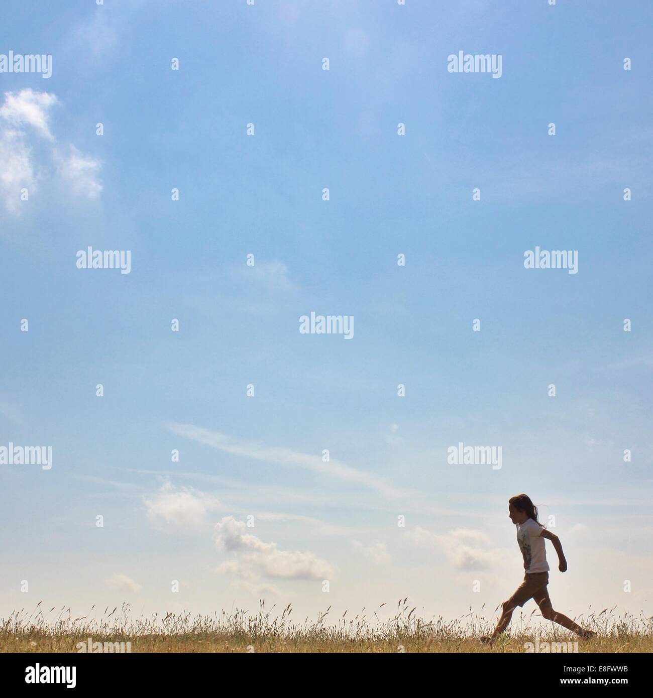 Seitenansicht eines Mädchens im ländlichen Landschaft laufen Stockfoto