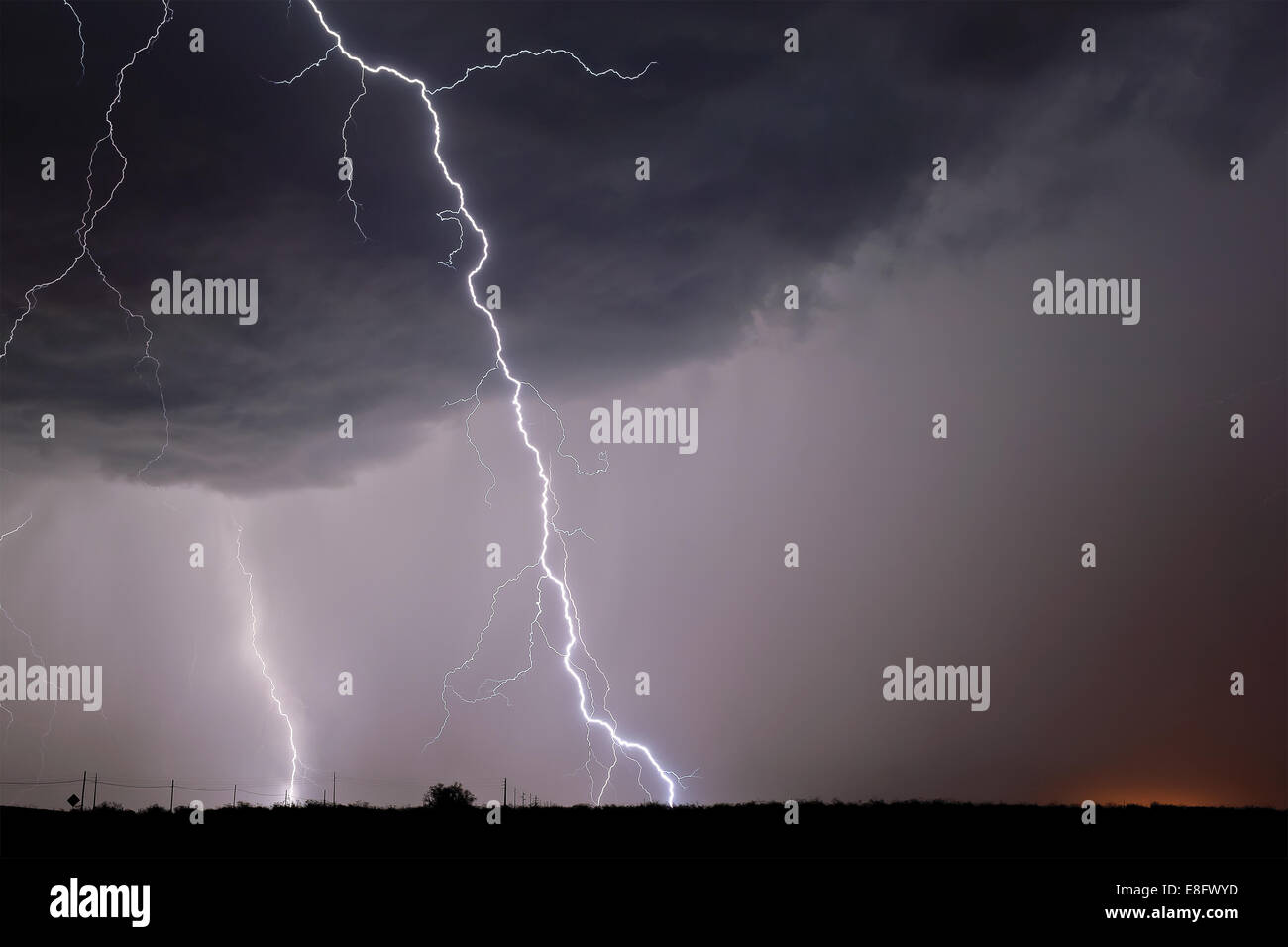 USA, Arizona, Blitze schlagen in der Nähe von Interstate Highway 80 Stockfoto