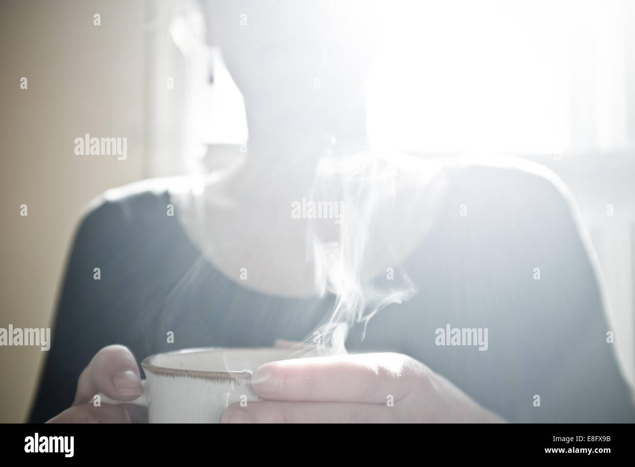 USA, Wyoming, Blick auf Frau trinken heißen Tee oder Kaffee im café Stockfoto