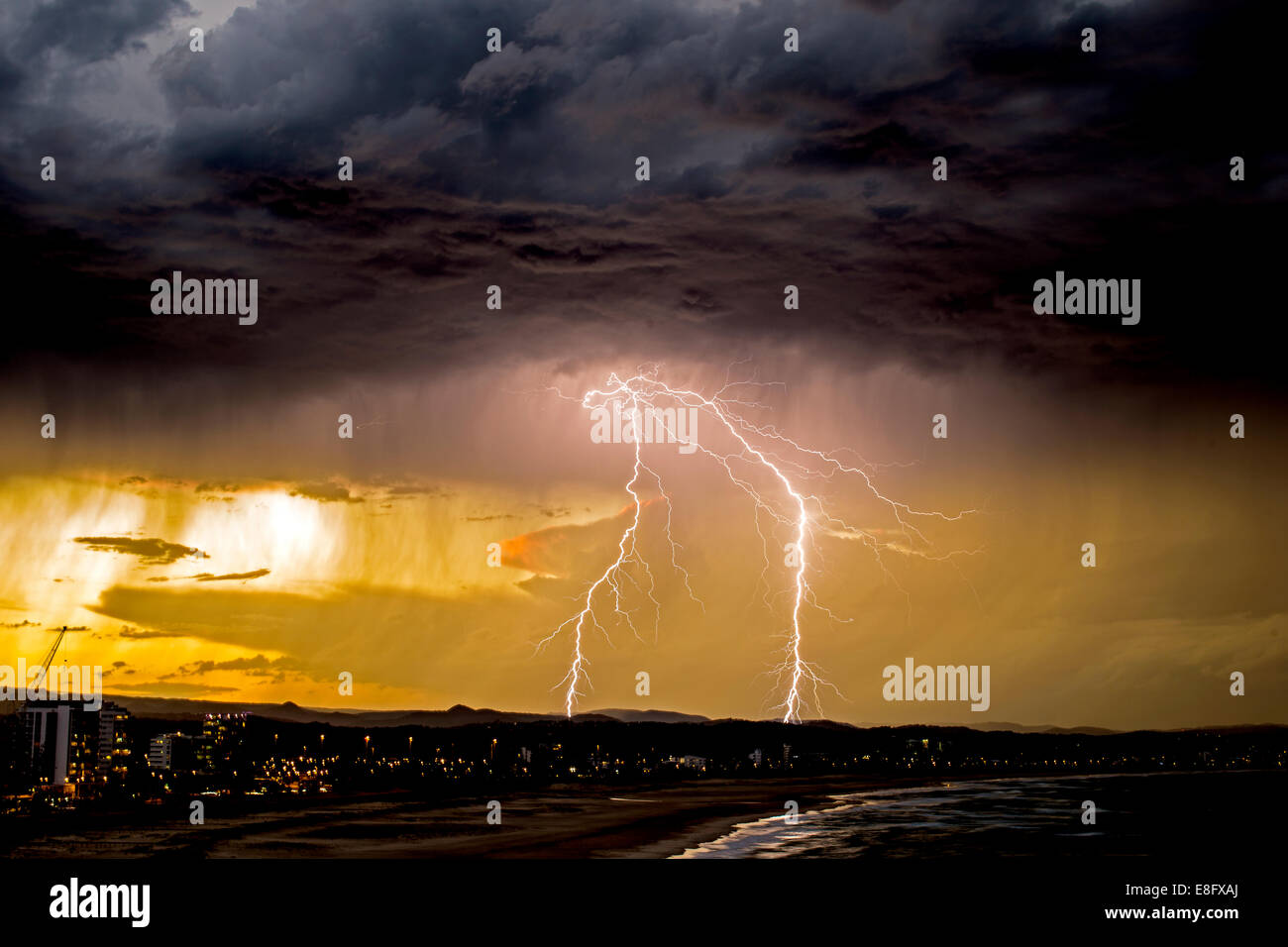 Blitze über Kirra, Gold Coast, Queensland, Australien Stockfoto