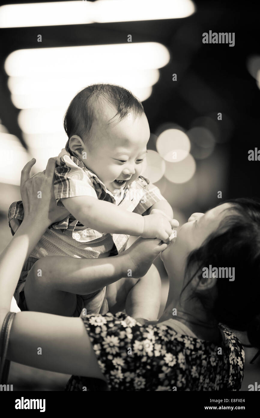 Porträt einer Mutter, die mit ihrem Sohn spielt Stockfoto