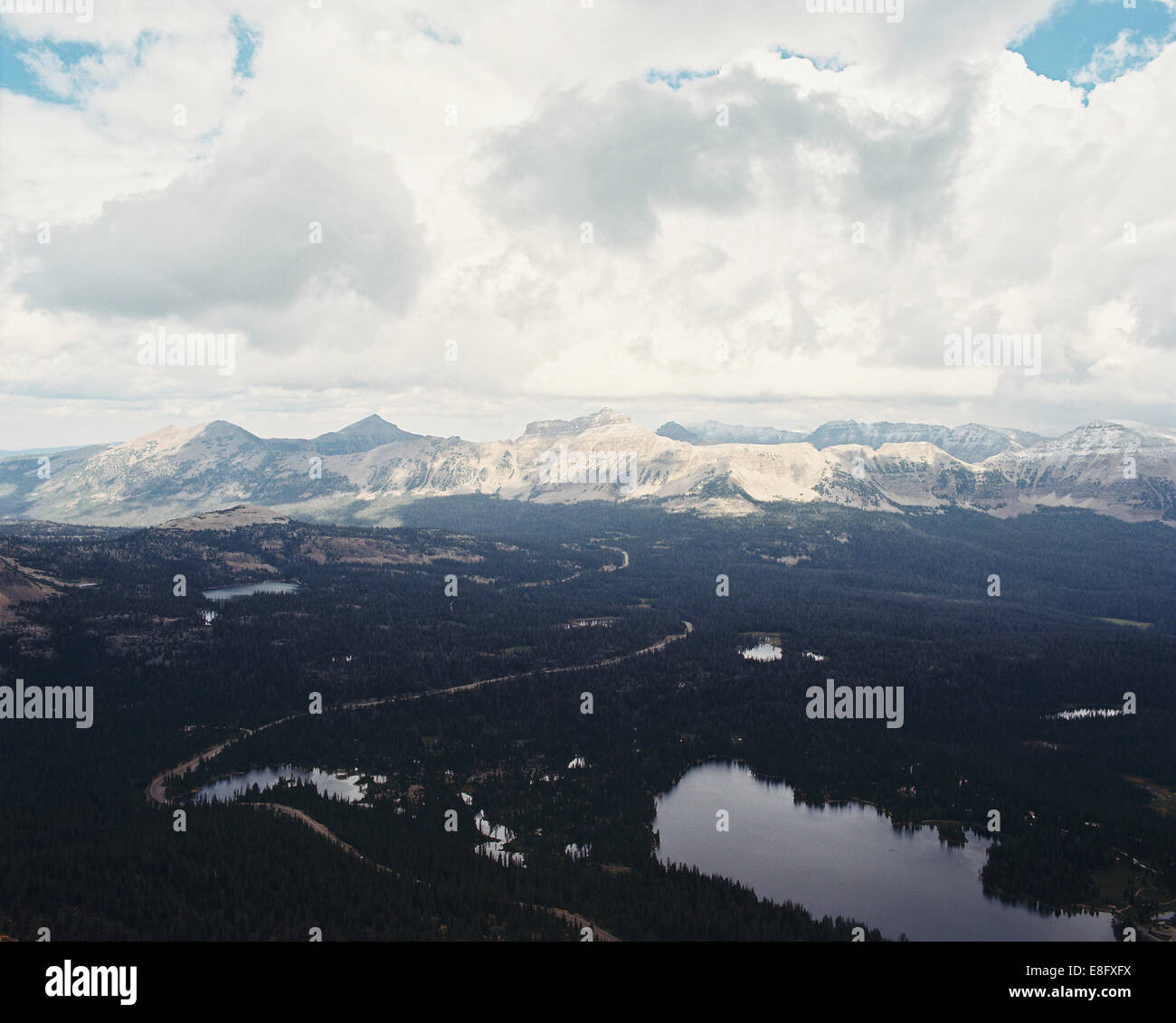 USA, Utah, Luftaufnahme von Uinta National Forest und Mirror Lake von oben auf der kahlen Berge Stockfoto
