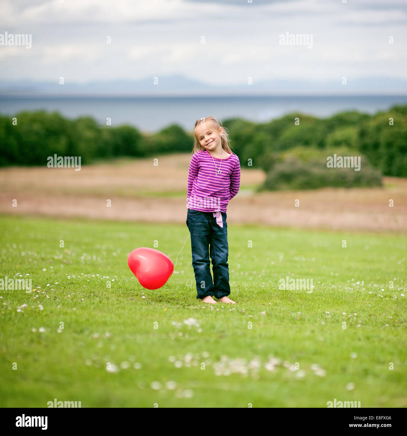Mädchen (2-3) Holding Herz geformt Ballon Stockfoto