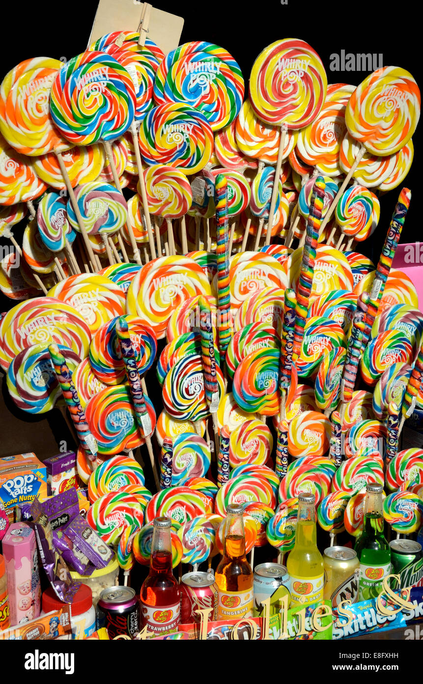 Whirly Pop Lollies Lutscher und Zuckerstangen auf dem Display in eine Konditorei oder Konfiserie Stockfoto