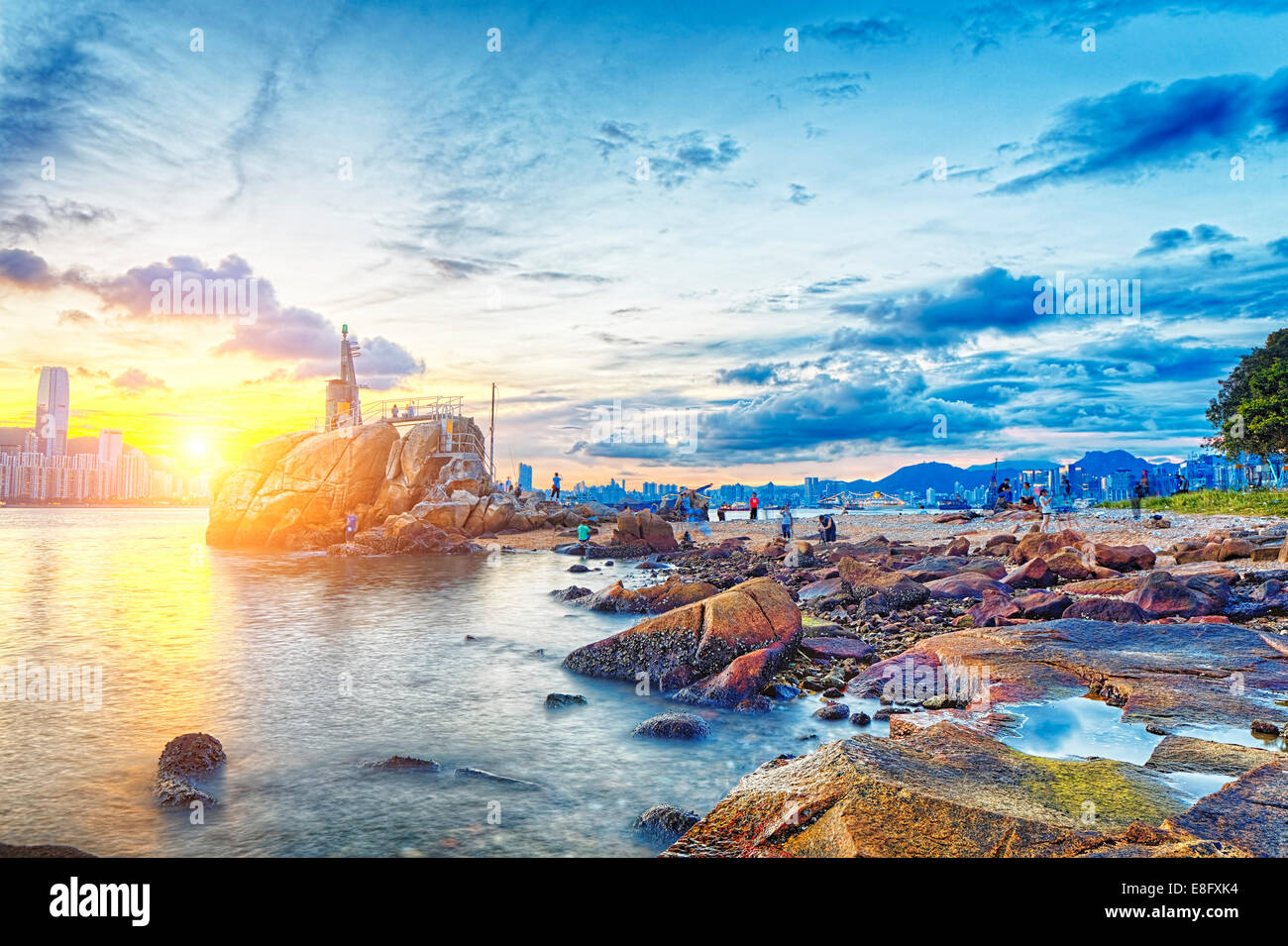 Hong Kong Sonnenuntergang, Yau Tong Lei Yue Mun Wasser Bucht und Leuchtturm Stockfoto