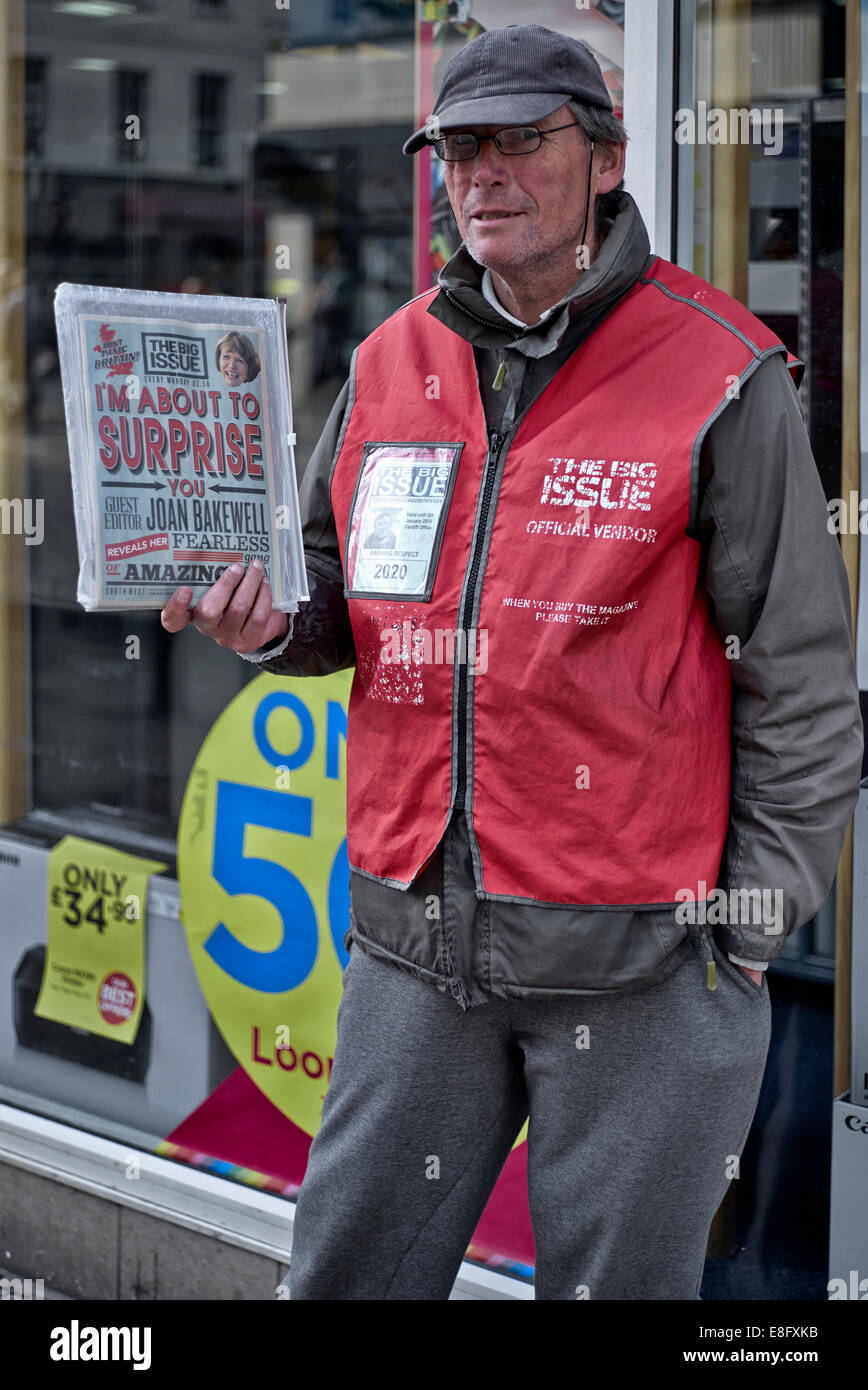 Große Ausgabe. Straßenhändler, der das Magazin "Big Issue" zur Unterstützung der Obdachlosen und arbeitslosen Bevölkerung Großbritanniens verkauft. England Großbritannien Stockfoto