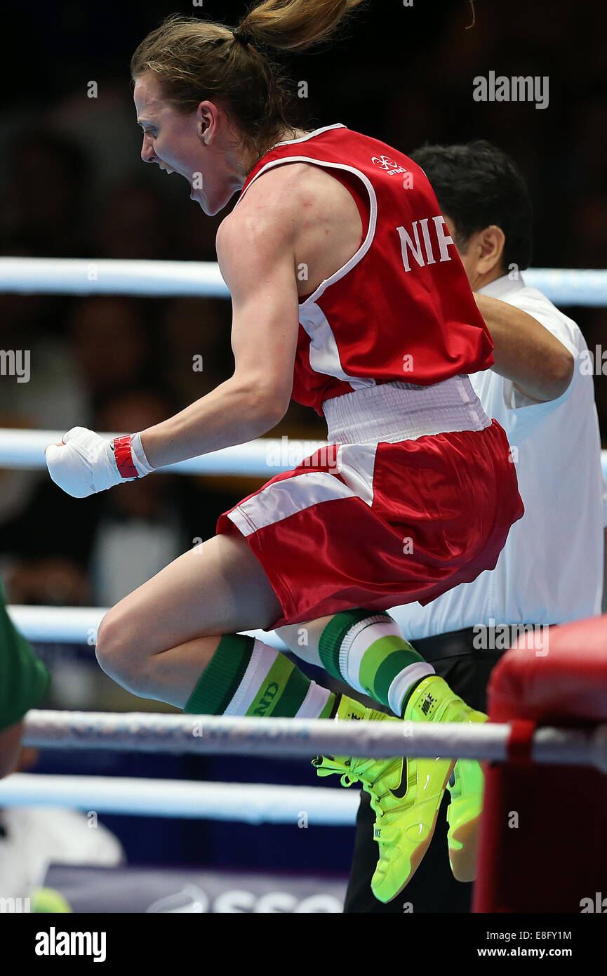 Michaela Walsh (NIR) (rot) schlägt Pinki Rani (IND) (blau) - Semi Final Frauen Boxen fliegen 48-51kg - UK - Glasgow - SECC - 01/08/2 Stockfoto