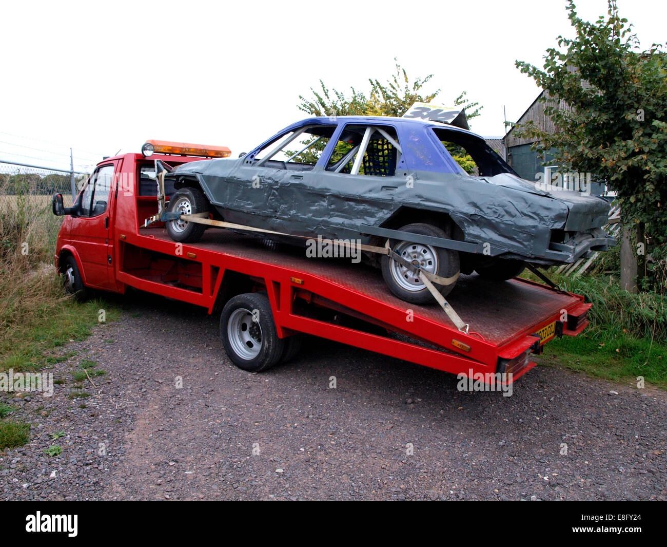 Stock Car auf der Rückseite eines LKW, Dorset, Großbritannien Stockfoto