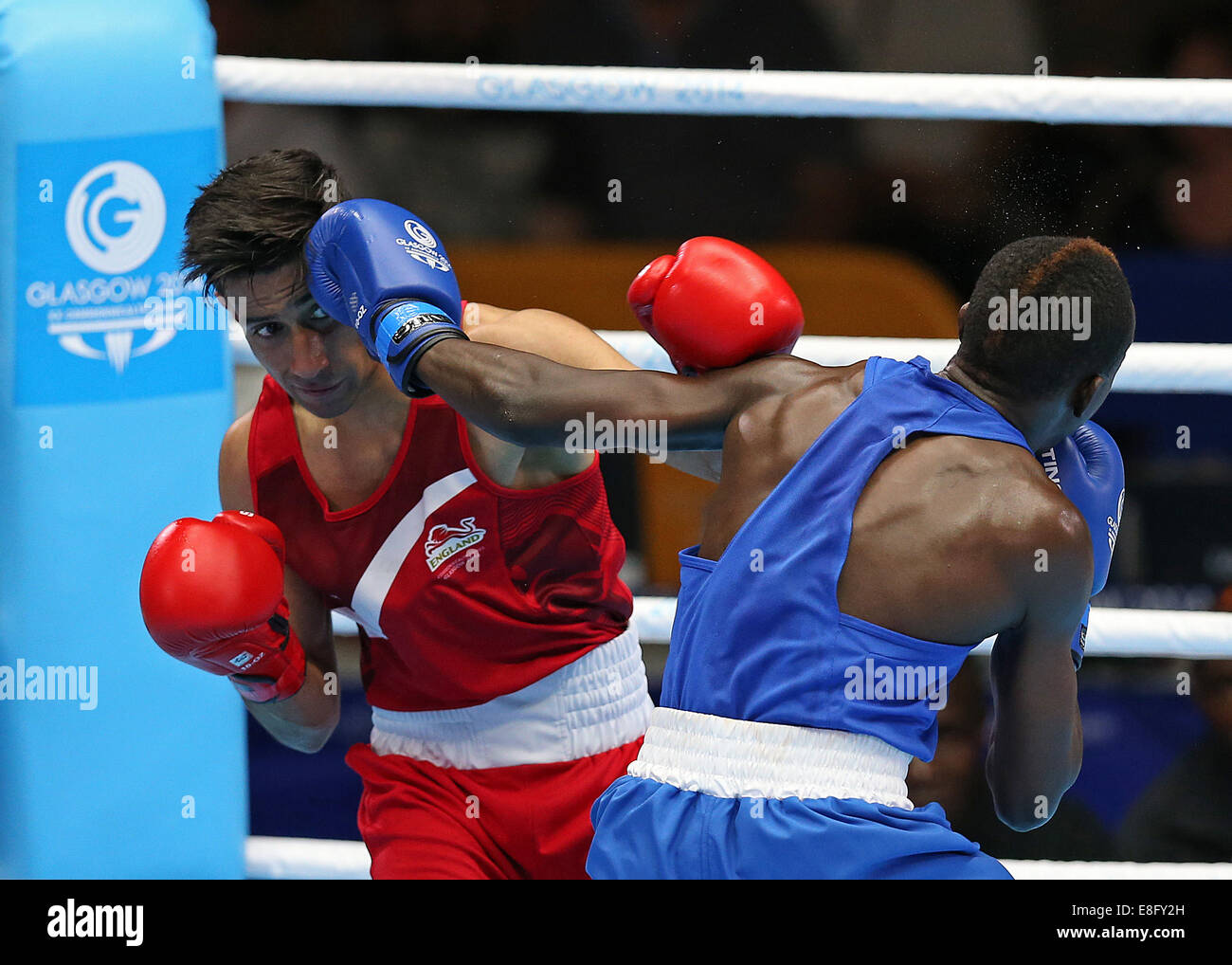 Qais Ashfaq (ENG) (rot) schlägt Gicharu Benson Njangiru (KEN) (rot) - Semi Final Männer Boxen Bantam - UK - Glasgow - SECC - 56kg Stockfoto