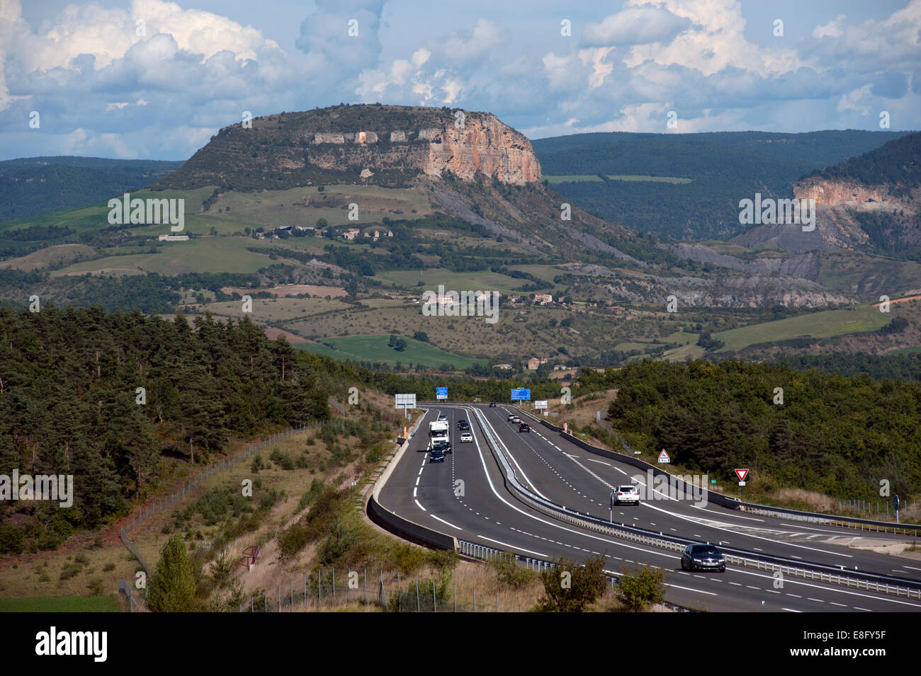 Frankreich A75 Autoroute Blick nach Norden in Richtung vulkanische Stecker im Gorges du Tarn, nördlich von Millau. September 2014 Stockfoto