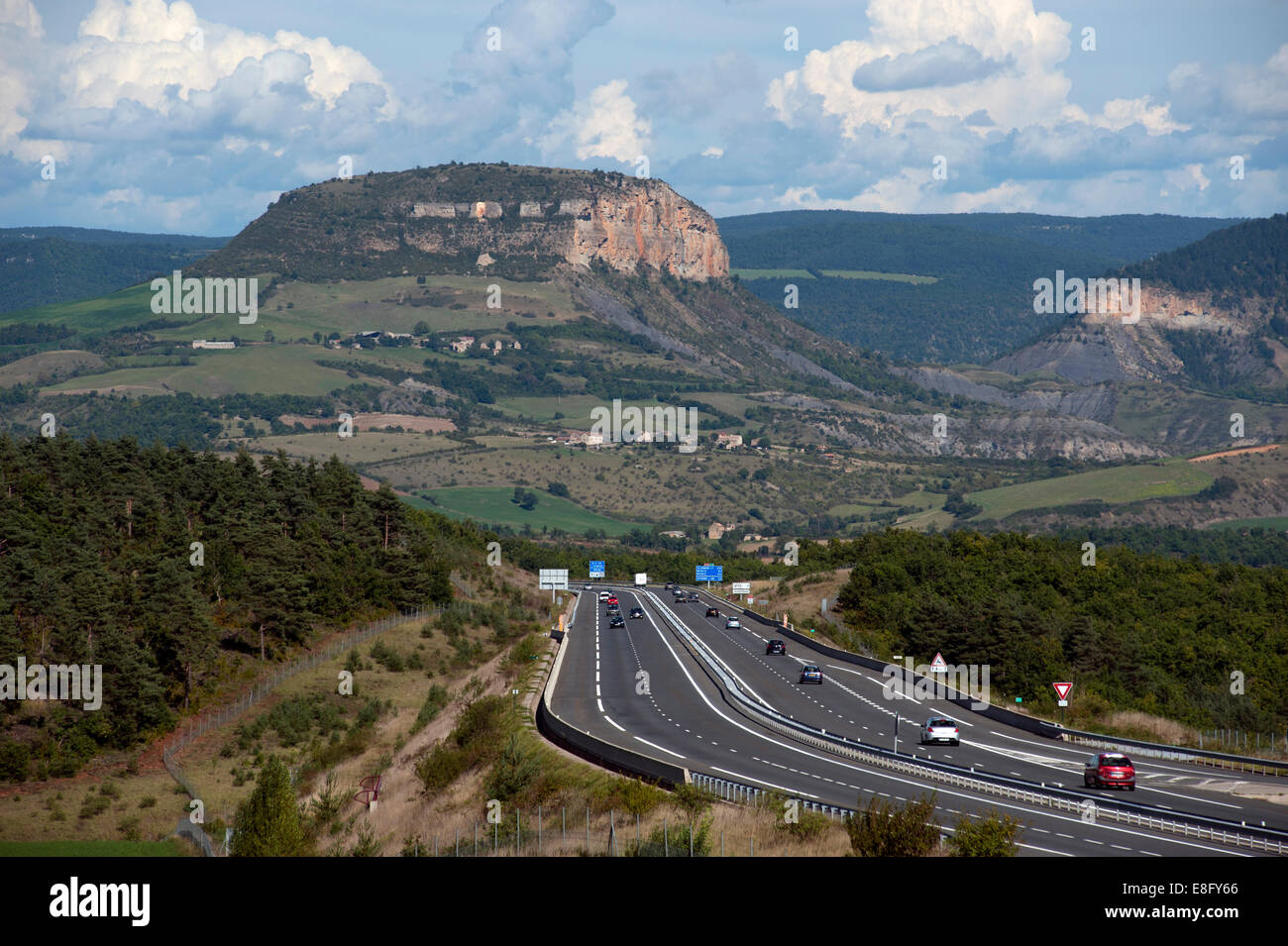 Frankreich A75 Autoroute Blick nach Norden in Richtung vulkanische Stecker im Gorges du Tarn, nördlich von Millau. September 2014 Stockfoto