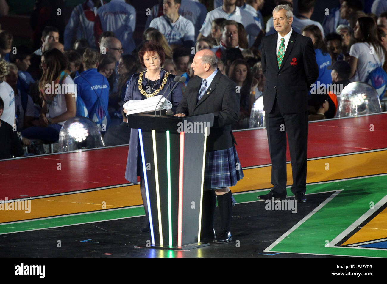 Rt. Hon. Ratsmitglied Sadie Docherty, den Herrn Propst von Glasgow Hände die CGF Flagge zurück an den Vorsitzenden des CGS, Michael Cava Stockfoto