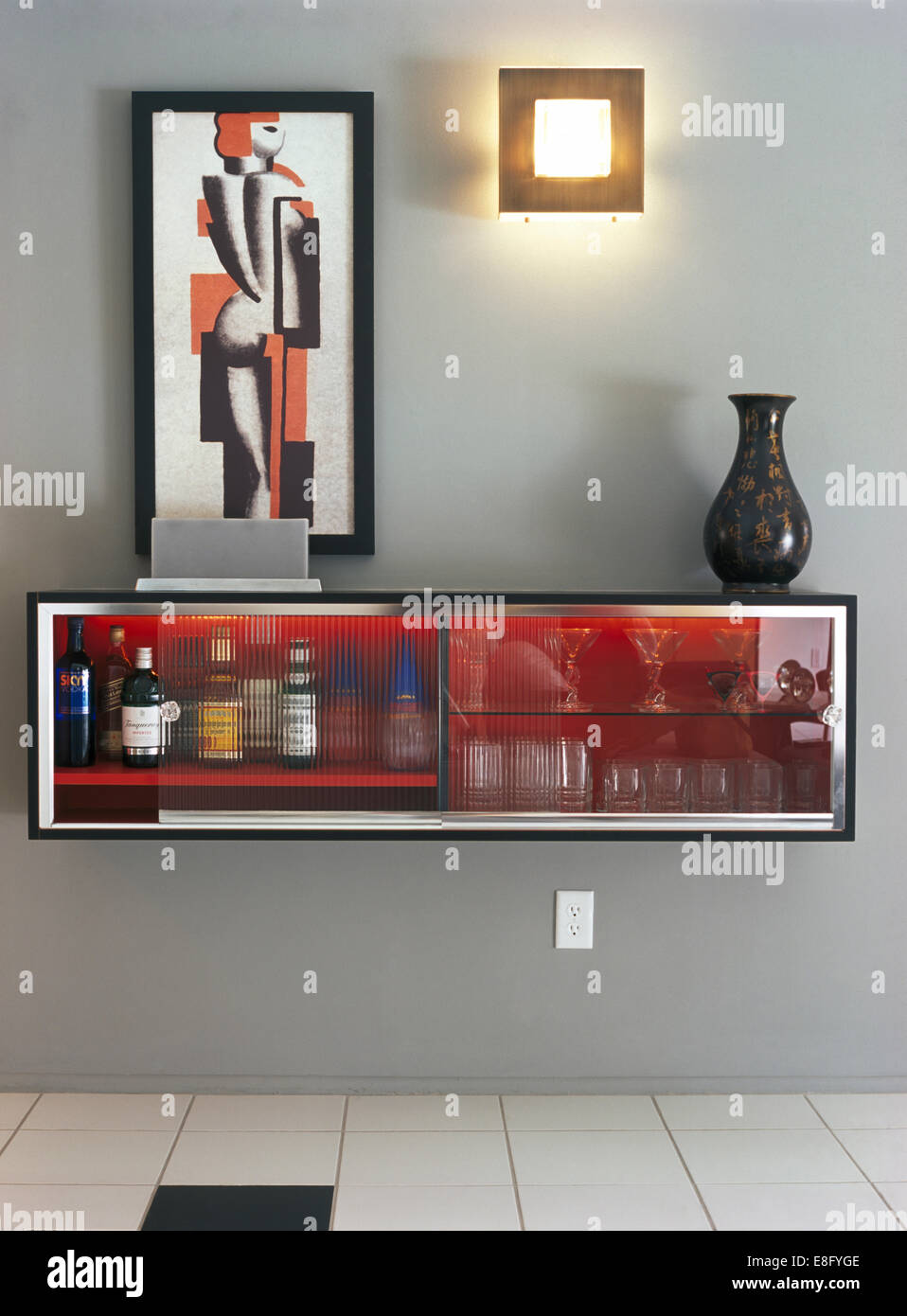 Bild oben Wand montiert Getränkeschrank im modernen grauen Speisesaal Stockfoto