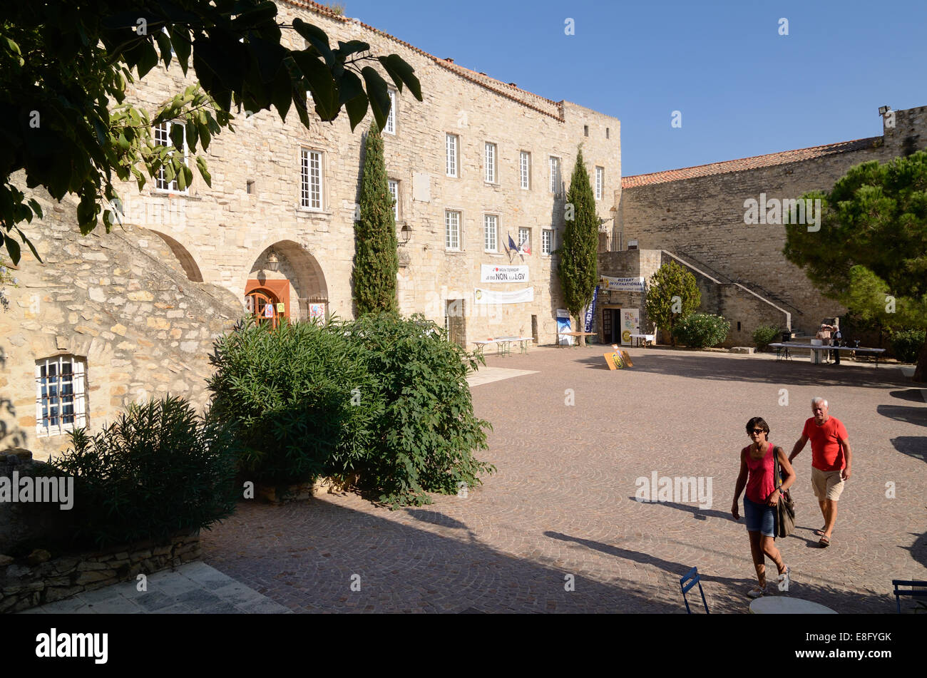 Rathausplatz & mittelalterlichen Schloss in das Bergdorf von Le Castellet Var Provence Frankreich Stockfoto