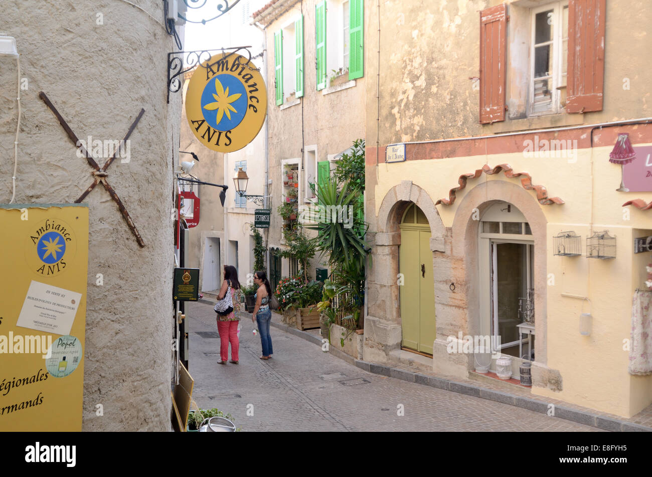 Alte Gasse, Gasse oder Straße Szene & Touristen im Hilltop mittelalterliche Dorf Le Castellet Var Provence Frankreich Stockfoto