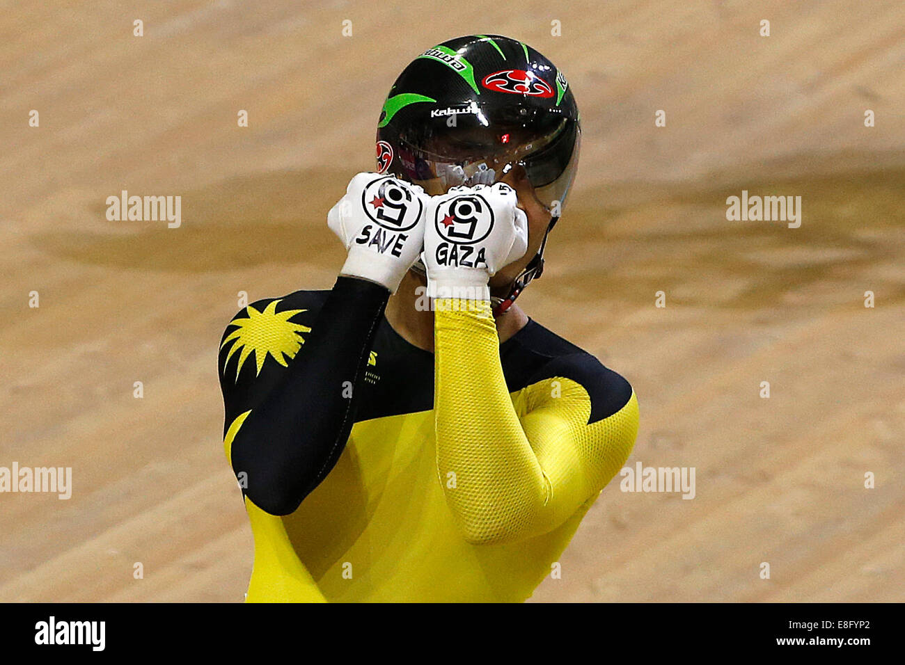 Mohd Azizulhasni Awang (Malaysia) zeigt seine Unterstützung für den Gazastreifen am Ende seiner Rasse. Gaza-Handschuhe zu retten. -Herren Sprint - Radfahren Stockfoto