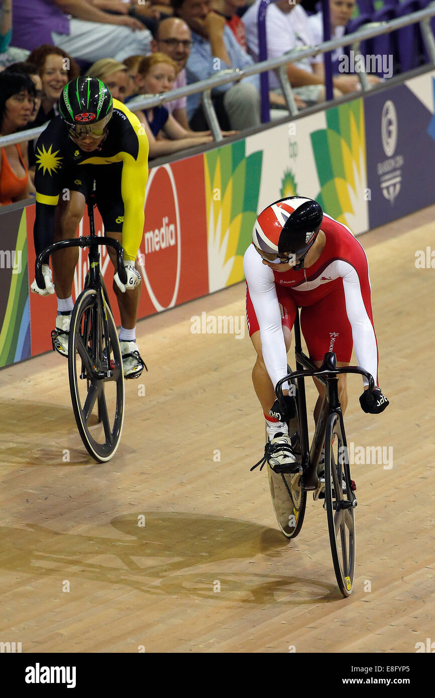 Mohd Azizulhasni Awang (Malaysia) und Phillip Hinde (England) in Aktion. Radfahren - Männer Sprint-Sir Chris Hoy Velodrome-Glas Stockfoto