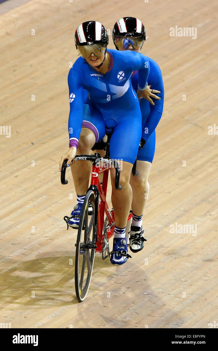 Aileen McGlynn (Schottland) und Brandie O'Connor (Australien) in Aktion Radfahren - Frauen Para Sprint B Tandem-Sir Chris Hoy Velod Stockfoto