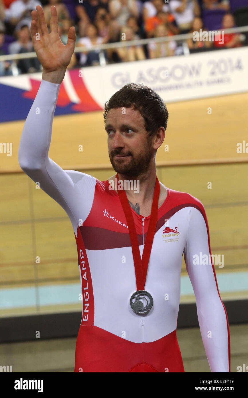 Sir Bradley Wiggins mit seiner Silbermedaille. Die Medaille Zeremonie. Radfahren - Mens 4000 Mannschaftsverfolgung - Sir Chris Hoy Velodrom Stockfoto
