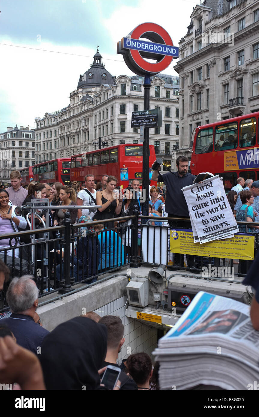 Eine Straße Prediger macht sich bereit, um Massen rund um den Eingang zur U-Bahn-Station Oxford Circus zu predigen. Stockfoto