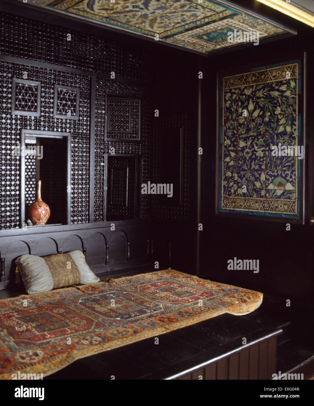 Alte orientalische Wolldecke auf Bett im marokkanischen Stil Schlafzimmer  Stockfotografie - Alamy