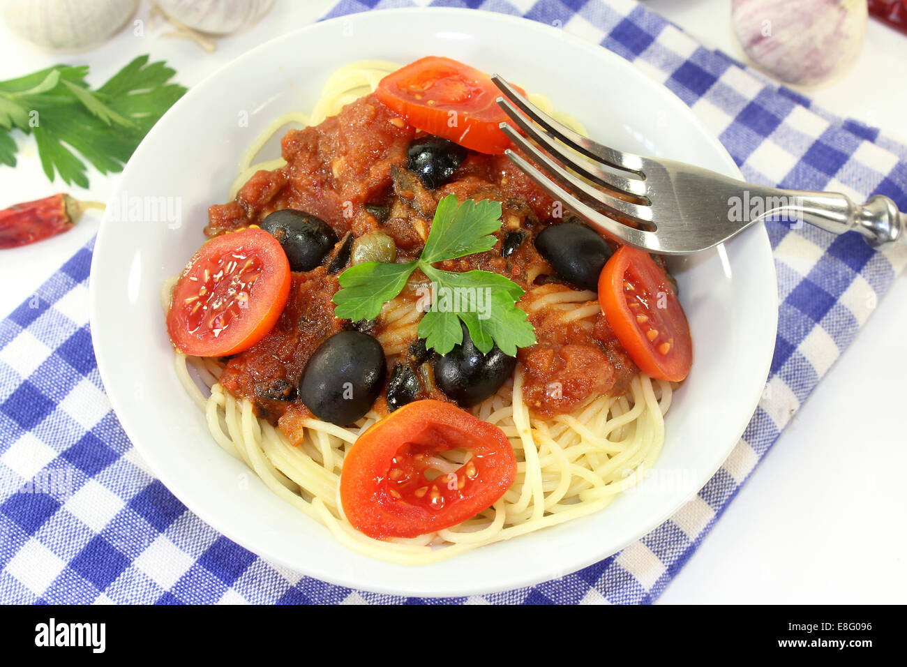 Capellini mit Tomaten, Sardellen, Kapern und Oliven Stockfoto