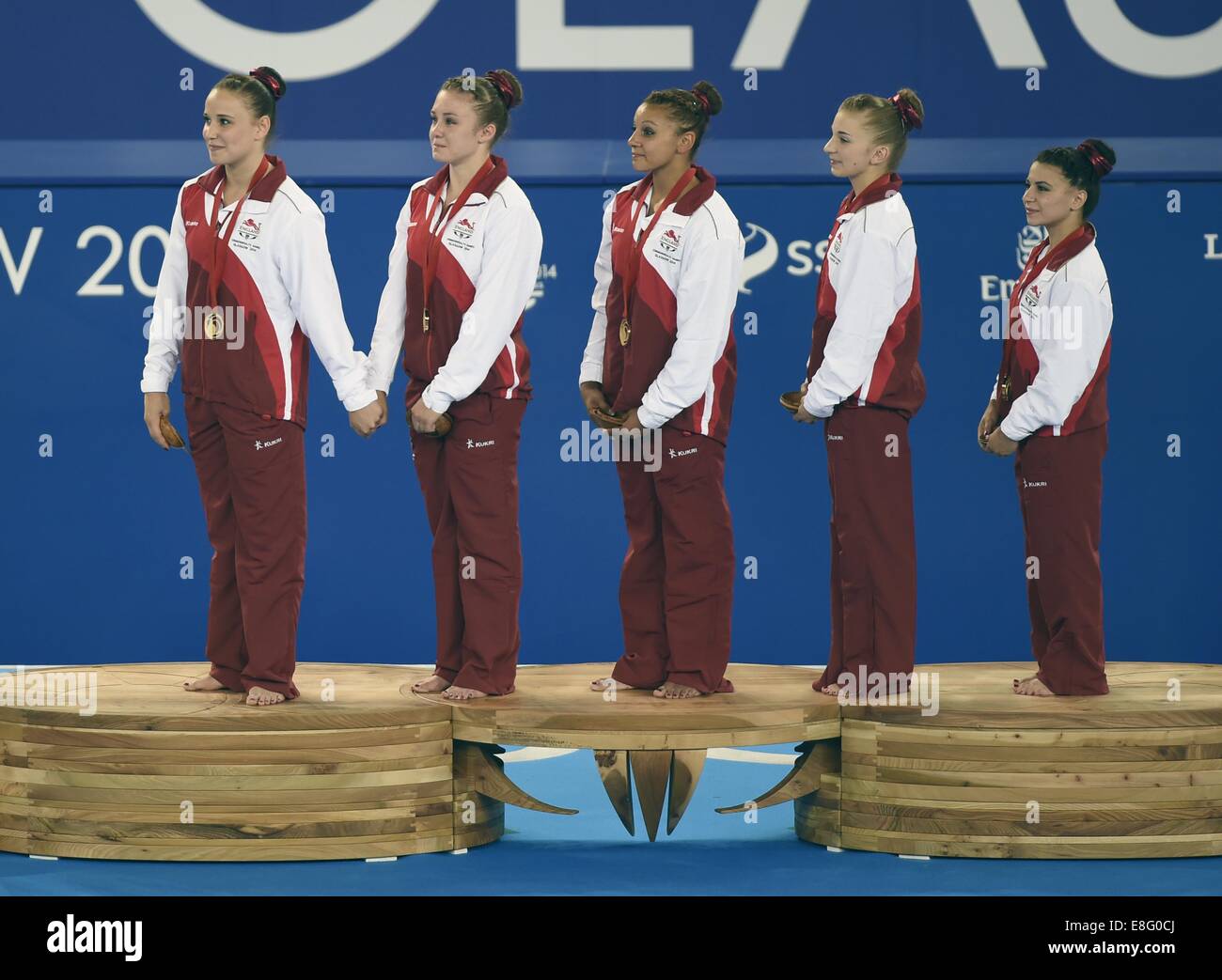 Die englische Mannschaft (Rebecca Downie, Claudia Fragapane, Ruby Harrold, Kelly Simm und Hannah Whelan) mit ihren Goldmedaillen. Frauen Stockfoto