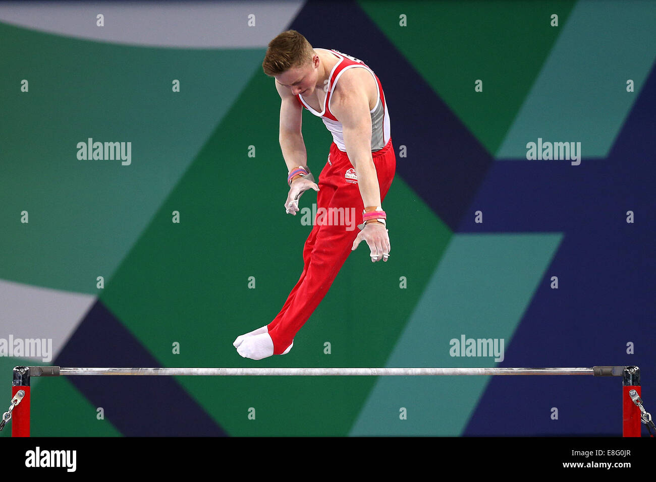 Nil Wilson (ENG) freut sich mit seiner Leistung am Reck. Künstlerische Gymnastik-Männer ringsum Final - SSE-Hy Stockfoto