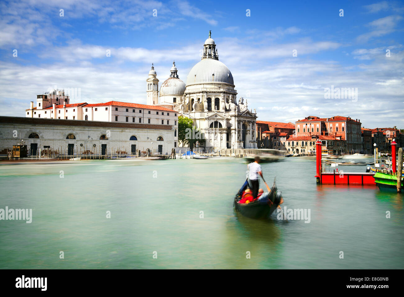 Gondel am Canal Grande mit Basilika di Santa Maria della Salute im Hintergrund, Venedig, Italien Stockfoto