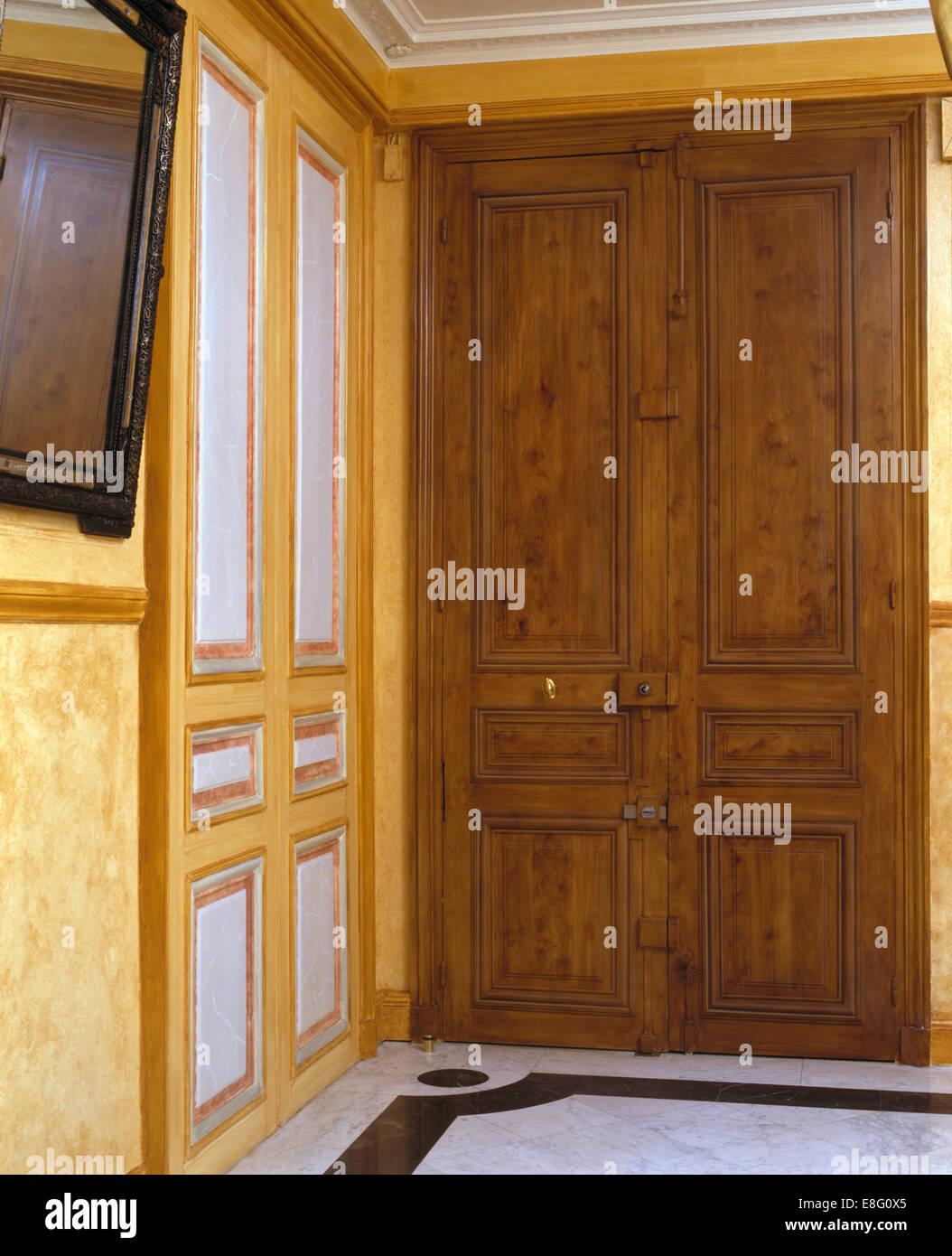 Neu renovierte Doppelzimmer Holztüren in einer traditionellen Halle Stockfoto