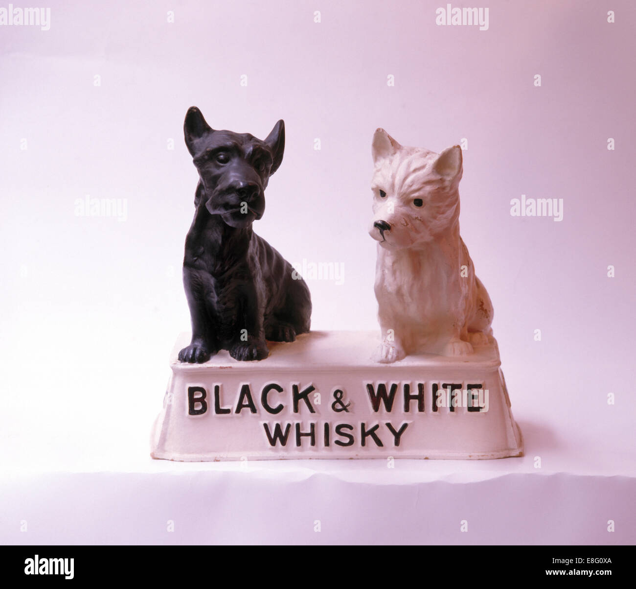 Nahaufnahme der Black + White Whisky Werbung Hund China Stockfotografie -  Alamy