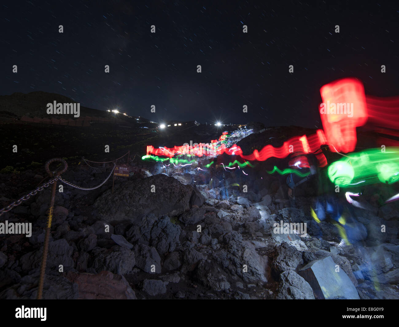 Klettern Mt. Fuji, JAPAN - Lichter der Wanderer am Berg Fuji Subaru Line (Yoshida Trail) Nacht Stockfoto