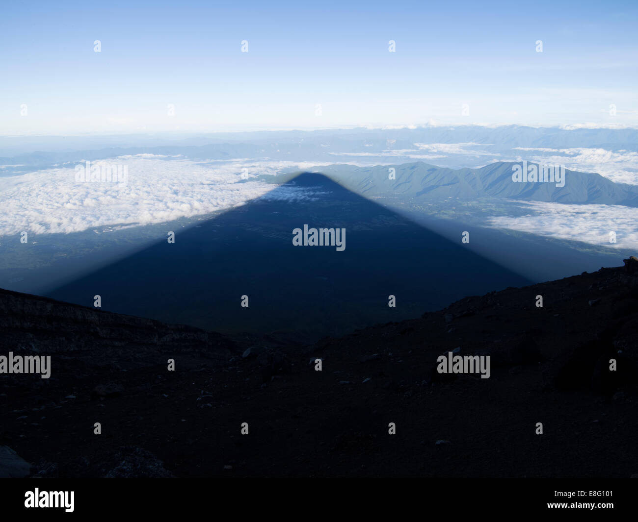 Klettern Mt. Fuji, JAPAN - Blick auf Fuji Schatten vom Gipfel des Mt. Fuji in der Morgendämmerung. Stockfoto